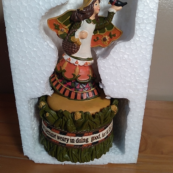 Faith at Home 2007 Harvest Angel Box Galatians 6:9 - Picture 6 of 11